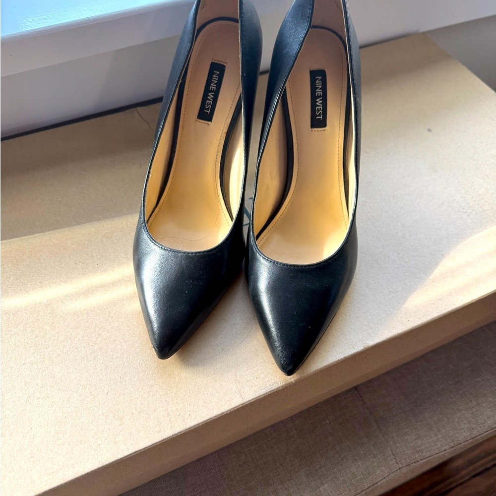 This item has only been worn a few times and is in perfect condition.